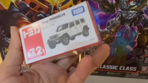 Mô Hình Xe Tomica No.72 Jeep Wrangler – Tỉ Lệ 1/65 – Tháo Được Mui – Chính Hãng Takara Tomy