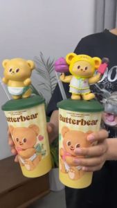 Butter Bear ถ้วยน้ำ 500ml เนยหมีการ์ตูนน่ารักรูปร่างถ้วย ตุ๊กตาถ้วยยืดจี้ถังเก็บแฟชั่นขวดน้ําตลก