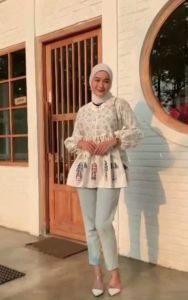 Blus Trendy Wanita: Pilihan Atasan Bu Tejo Terbaru