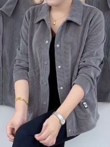 เสื้อแจ็คเก็ตคอโปโลผ้าคอร์ดูรอยคุณภาพสูงสำหรับผู้หญิงวัยกลางคน ฤดูใบไม้ร่วง 2025 ใหม่ แฟชั่น กระเป๋าคู่ เสื้อตัวบน