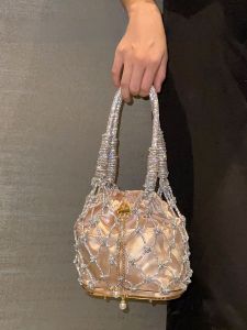 กระเป๋าถือผ้าซาติน UGALS ลายดอกไม้สุดหรูพร้อมหัวเข็มขัดประดับเพชรสำหรับงานวันเกิดและงานปาร์ตี้