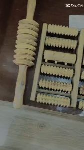 Dụng cụ massage chân bằng gỗ bách xanh