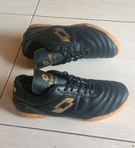 sepatu futsal kulit sapi Lotto stadio ukuran 43-45 outsol karet sudah di jahit keliling/sepatu futsal kulit sapi
