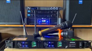 Micro Không Dây Shure UGX39 PLUS UHF 200m 4 Anten Pin Sạc Chống Hú Rít Giọng Hát Trong Trẻo Karaoke