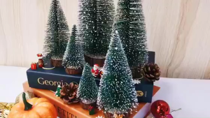 【Happy Time】Mini Christmas Tree Cedar Desktop Artificial Xmas Tree Tabletop Holiday Decoration with Plastic Base for Home Office Party Decor