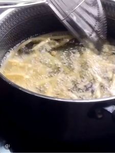 Peniris Minyak Goreng Saringan Gold Rebusan Saringan Penggorengan