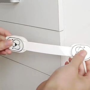 Khóa tủ an toàn cho bé giúp cố định các ngăn kéo tủ cửa ra vào nhằm tránh trường hợp bé bị kẹt tay -Aeneas Shop