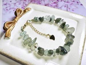 Gelang Tangan Kristal Natural Crystal Actinolite Quartz Green Rutilated Quartz Irregular Shape Bracelets 天然水晶绿发晶碎石手链