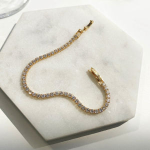 Elegant Titanium Steel 18K Gold Plated Diamond Embedded Chain Bracelet Womens Fashionable Jewelry Accessory Color Retention