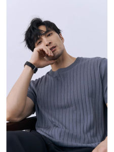 เสื้อยืดคอกลมถักแขนสั้นผู้ชาย ทรงสลิมฟิต ลายทาง สีดำ ทรงลำลอง สำหรับผู้ชาย ช่วงฤดูร้อน เสื้อยืดคอกลม ทรงลำลอง