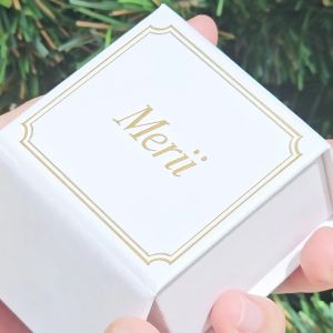 Merii แหวนผู้ชายเงินแท้ 925 ชุบโรเดียม ประดับเพชร CZ ดีไซน์เรียบหรู : แหวนคู่ชาย แหวนเรียบ Couple Rings 201R1523-01