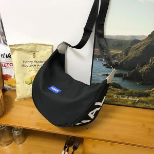 กระเป๋าผ้าใบทรงเกี๊ยวความจุขนาดใหญ่ ผู้หญิง กระเป๋าสะพายข้างเพื่อการพักผ่อน หลากหลาย Ins กระเป๋าสะพายไหล่เดี่ยวสําหรับการแต่งหน้าในชั้นเรียน