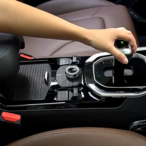 ตาข่ายกั้นเบาะหน้ารถยนต์ ตาข่ายจัดระเบียบในรถ ตาข่ายในรถยนต์ ยืดหยุ่น ใช้งานได้หลากหลาย กันน้ำ และทนทานต่อแรงกด ช่วยป้องกันเด็กพุ่งไปข้างหน้าขณะเบรกกะทันหัน เพื่อความปลอดภัยในการขับขี่ 1 ชิ้น