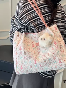 MOUSSON กระเป๋าถือสไตล์ชิคลายดอกไม้พร้อมจี้ตุ๊กตาหมีสำหรับผู้หญิงใช้ในชีวิตประจำวันและไปโรงเรียน