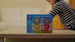 Trò chơi trí tuệ Dress Up Nelly - Orchard Toys giúp trẻ nhận biết màu sắc và phối hợp tay mắt