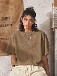 เสื้อยืดแขนสั้นทรงพื้นฐานสไตล์ญี่ปุ่นสำหรับผู้ชายในช่วงฤดูร้อน ทรงหลวม เย็บไม่ได้ ผ้าโพลีเอสเตอร์ ทรงปกติ