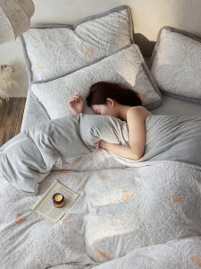 French Style Coral Velvet Winter Bedding Set 250g Milk Velvet Double Color Carved Flower Four Piece Bedding Set for 1.8m Bed