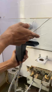 vòi rửa mặt nóng lạnh inox mạ đen gắn trên labo nước chảy kiểu thác đổ