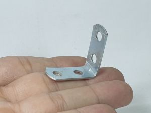 Ke góc sắt bản mini nhỏ 4 lỗ (2 lỗ mỗi bên) dày 1mm kích thước 2.8cm x 2.8cm x 1.2cm