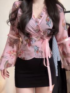 ชุดกระโปรงสั้นผ้าชีฟองแขนกระดิ่งคอวีลายดอกไม้เซ็กซี่สไตล์ย้อนยุคพร้อมเข็มขัดสำหรับผู้หญิงวัย 18-25 ปี