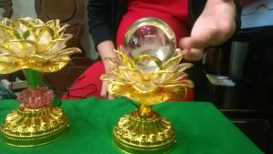 Đèn sen điện cầu thủy tinh cài tiếng Niệm Phật tụng kinh