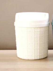 Deli Vusign 2.5L Mini Desktop Dustbin Beige Trash Can with Cover Simplicity Fashion Desk Organize