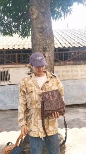 กระเป๋าสะพายหนังจระเข้ม้วนสีนํ้าตาลเม็ดมะขามเป็นหนังแผ่นเดียวกัน  มันจำเป็นต้องมีแล้ว  งานสวยๆ หนังแท้ๆ ของคนวัยมันส์