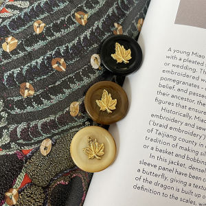 กระดุมยางหลอมแบบรีซิ่นสไตล์ย้อนยุคสำหรับเสื้อแจ็คเก็ต เสื้อเชิ้ต เสื้อสเวตเตอร์ กระดุมแบบเย็บมือ ลายใบไม้แดง คอลเลกชันฤดูใบไม้ร่วง