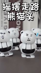 Đồ chơi vặn cót gấu trúc đi bộ mặt thộn mới nhất 2025