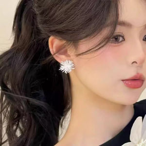 Exaggerated Sparkling Silver Needle Ear Cuff Fashionable Luxury Elegant Unique Design Sense Ear Ring Alloy Plated Silver Gold