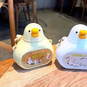 แก้วน้ำเป็ดน้อยสีเหลือง 650ML ขวดน้ำเด็กการ์ตูนน่ารัก ขวดน้ำสะพายข้าง ถ้วยเด็กมูลค่าสูง