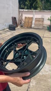 ล้อแม็ก แท้ !!! XMAX-300  ปี 2017 ทำสีเอ็ฟเฟ็ค เขียว-ทอง  ใช้สีพ่นรถยนต์ พ่นแล้วเคลือบเงาด้วยแล็คเกอร์ 2 K 1 คู่