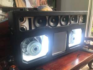 ชุดลำโพงบลูทูธรุ่นแบนพาส ราคา19000บาท ชุด12นิ้วแรงๆ เสียงแหลม 4 ดอก เสียงกลาง 6.5 นิ้ว 4ดอก ดอกซับเบส 8นิ้ว2ดอก ใช้ไฟบ้านและไฟรถยน เล่น บลูทูธ ได้ เล่นกับคอมพิวเตอร์ ได้ ใช้สายสัญญาณโทรศัพท์ ได้ ต่อเข้าทีวีได้