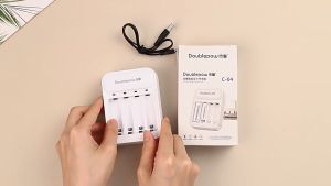 AAA / AA Pengecas Bateri Universal-4 Slot cepat mengecas boleh dicas semula Multi-fungsi kereta/telefon Pengecas USB pintar Pengecas Bateri