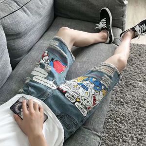 ฤดูร้อน ผู้ชาย หลวม Fit Short กางเกงยีนส์ ขาตรงบางยาวถึงเข่า สไตล์เกาหลี ฉีกขาด เดนิม กางเกงขาสั้น ลำลอง แฟชั่นเยาวชน