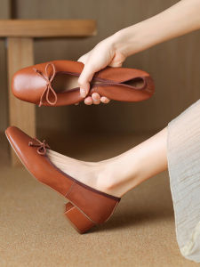 รองเท้าส้นเตี้ยแบบสวมหัวเหลี่ยมสไตล์ฝรั่งเศส หนังแท้ รองเท้าแตะส้นกลาง สำหรับผู้หญิง ฤดูใบไม้ผลิและฤดูใบไม้ร่วง สีแดง ผูกโบว์สีน้ำตาล