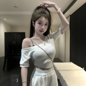 VKSOD | ชุดสองชิ้นสีเทาสำหรับผู้หญิงในช่วงฤดูร้อนปี 2025 ชุดกระโปรงสั้นไหล่ข้างเดียวสไตล์เกาหลีพร้อมกางเกงขายาวเอวสูง