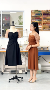 [MUA 2 GIẢM 25K] Đầm nữ dáng A thiết kế cổ vuông phối tơ xếp ly tay phồng màu đen - đỏ đô thời trang GUMAC LDE0701