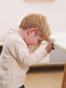 ตัวป้องกันมุมโต๊ะพร้อมเทปกาวสองหน้า ยางกันกระแทกข้างโต๊ะ แถบป้องกันการชนกันของมุมโต๊ะ โฟมกันกระแทกและโต๊ะเพื่อปกป้องเด็ก