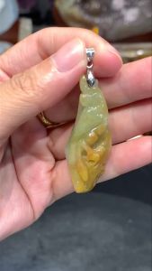 burma jadeite pendant💯天然翡翠玉吊坠 - 凤凰🐦🔥 玉色绿带黄 高height: 4.6cm 宽width: 1.7cm 厚度thicknes: 1.3cm 重weight: 15g