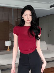 เสื้อยืดแขนสั้นทรงสลิมฟิตสีแดงสำหรับผู้หญิง ฤดูร้อนปี 2025 เสื้อตัวบนทรงเข้ารูป คอกลม แขนสั้น ทรงสลิมฟิต แฟชั่น