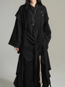 เสื้อเชิ้ตคอตั้งแขนยาวผู้ชายและผู้หญิงสไตล์ยูนิเซ็กซ์ ดีไซน์ไม่สมมาตร ดีเทลเข็มขัด เสื้อเชิ้ตสองชิ้นปลอม ปกติ ไม่รีด