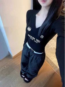 เสื้อยืดคอกว้างแขนยาวทรงเข้ารูปสีดำสำหรับผู้หญิงในฤดูใบไม้ผลิ ฤดูใบไม้ร่วง ฤดูหนาว เสื้อชั้นในสไตล์อเมริกัน