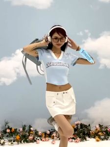 Kimi 👣🐼พร้อมส่ง🐼👣 เสื้อครอป เสื้อยืด คอวี เข้ารูป Y2K ผ้านุ่ม พิมพ์สายเท่ห์ ใส่แล้วผอม มีไซร้ให้เลือก สำหรับผู้หญิง