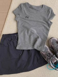 Áo Thun Tay Ngắn Cổ Tròn Ôm Vừa Vặn Phong Cách Mỹ Cổ Điển Màu Xám Mùa Hè Có Nơ Bướm Độc Đáo Áo Thun Nữ Thời Trang Thường Ngày