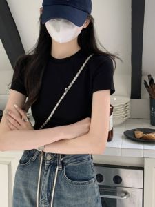 เสื้อยืดแขนสั้นทรงเข้ารูปสีแดงเข้มสำหรับผู้หญิงในฤดูร้อน 2025 เสื้อตัวบนทรงเข้ารูปกระชับสัดส่วน ทรงเข้ารูป ทรงเข้ารูป เสื้อผ้าทำงาน OL