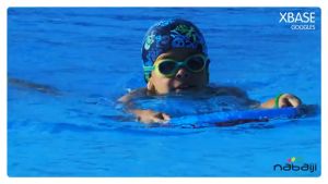 เด็ก 3 ขวบ ว่ายน้ำ S สำหรับการใช้งานที่ยั่งยืน สายปรับระดับ และด้านหน้าจมูก ซึ่งเป็นรูปแบบแว่นตาที่มีคุณภาพ ความยืดหยุ่น และคุณสมบัติของแว่นตา NABAIJI รุ่น100