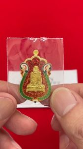 ของแท้ 💯% เหรียญเสมาฉลุปีก หลวงปู่เอี่ยมวัดหนัง เนื้อทองคำลงยา รุ่น ๑๐๐ปี ยันต์สี่ [AD03AE03]