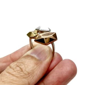 - แหวน เงินแท้ 92.5% งานส่งออก มีแบรนด์ หน้าแหวนกว้าง 1.5 ซม. หนัก 7.1 กรัม ดีไซน์สวย แปลกตา ใส่ไม่ซ้ำใครครับ เคลือบ 3 กษัตริย์ ตัวก้านเคลือบทองคำขาว ใส่ไม่ดำ 📌สินค้าเป็นตัวโชว์ ตัวเรือนมีรอยขนแมวบ้างครับ สภาพ 95%++