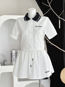 ชุดเสื้อแขนสั้นสีขาวหรูหรา Kerry สำหรับผู้หญิง ชุดกระโปรงสั้นสไตล์นักศึกษา ชุดทำงานฤดูร้อน 2024 ผ้าโพลีเอสเตอร์
